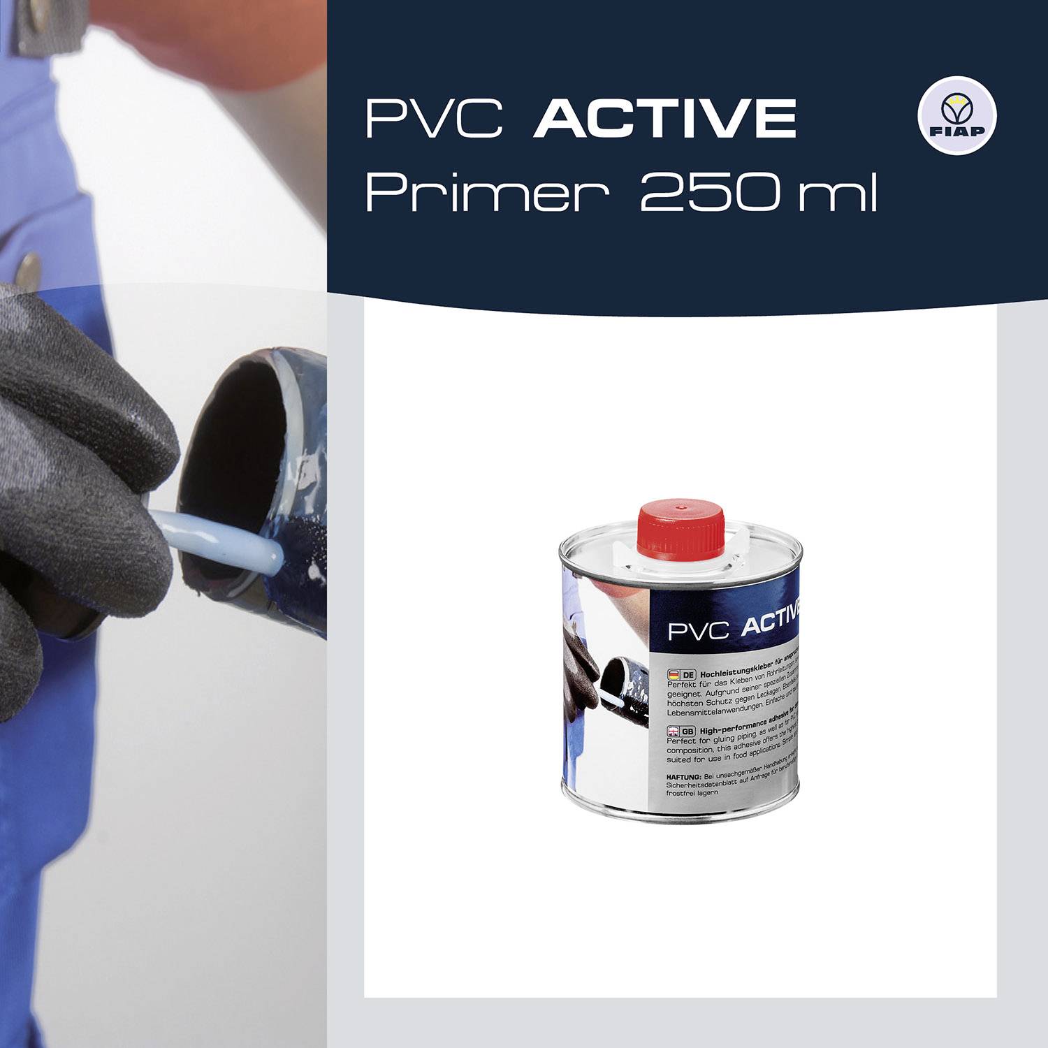 Person hält Dose mit 'PVC ACTIVE Primer 250 ml' in der Hand, trägt Handschuhe. Produkt zur Vorbereitung von Oberflächen.