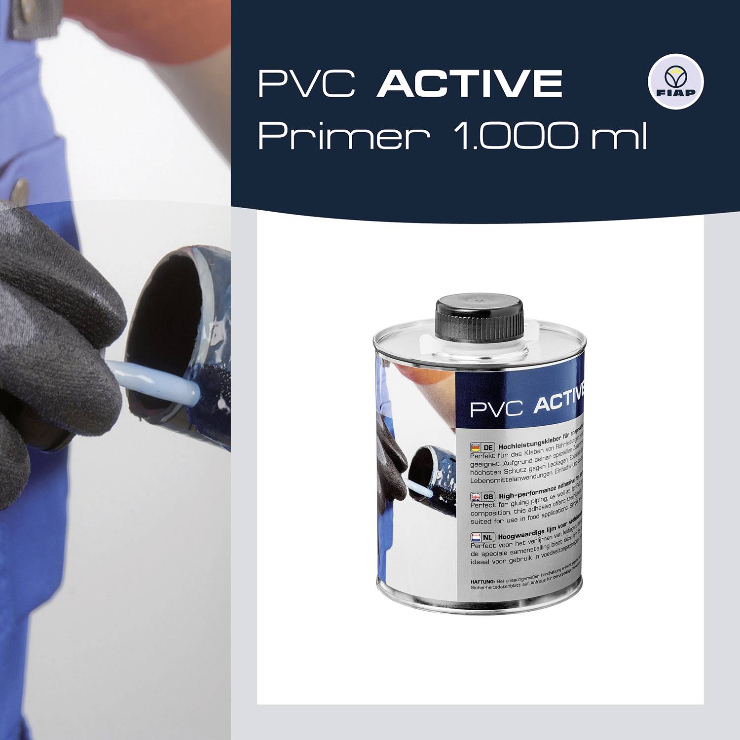 'PVC ACTIVE Primer 1.000 ml' Dose mit Aufschrift, gehalten von einer Person mit Handschuhen. Produkt zum Grundieren auf PVC-Flächen.