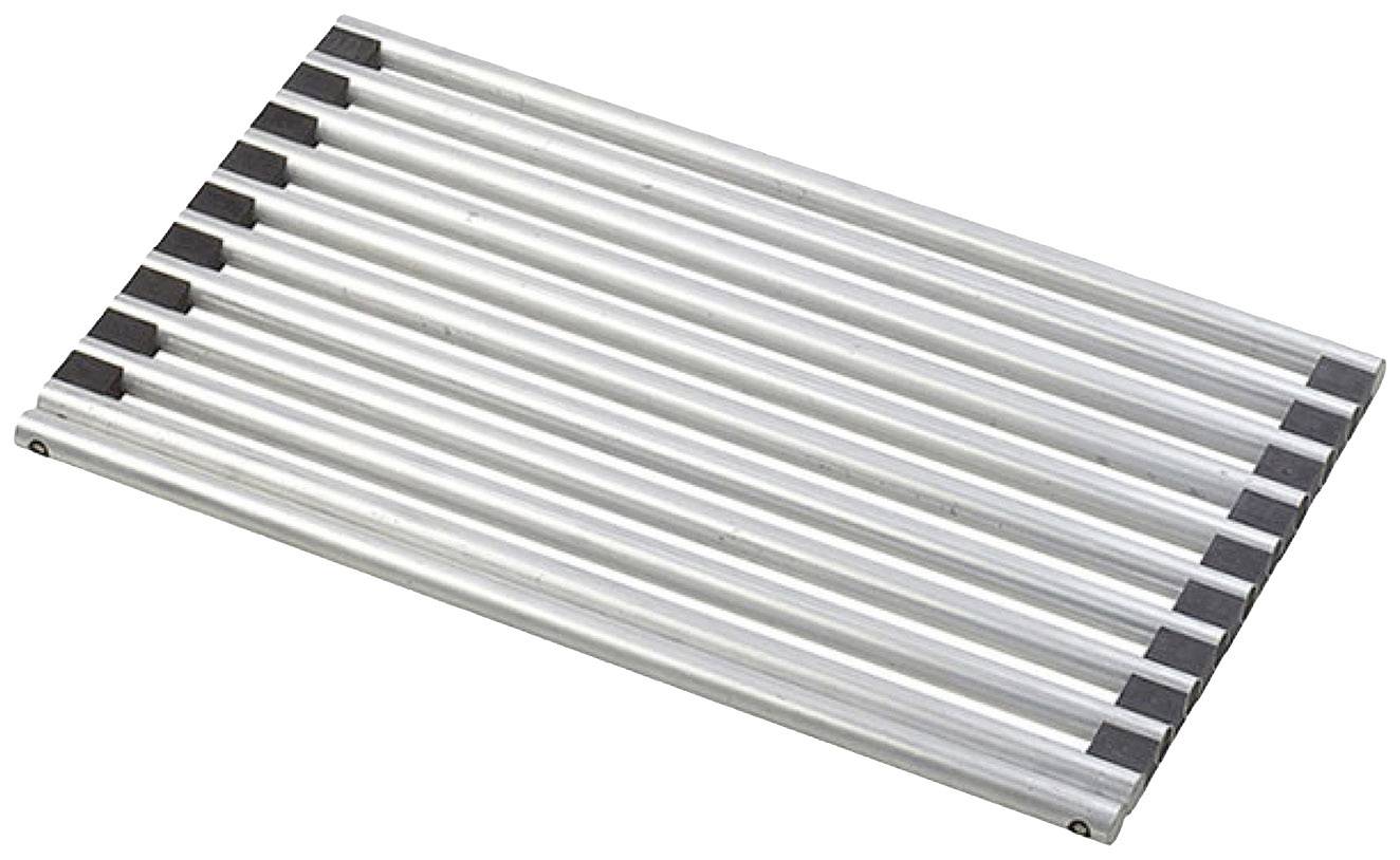 Gefaltete Aluminium-Abtropfmatte mit mehreren parallelen Rippen und schwarzen Endkappen zur Küchenbenutzung.