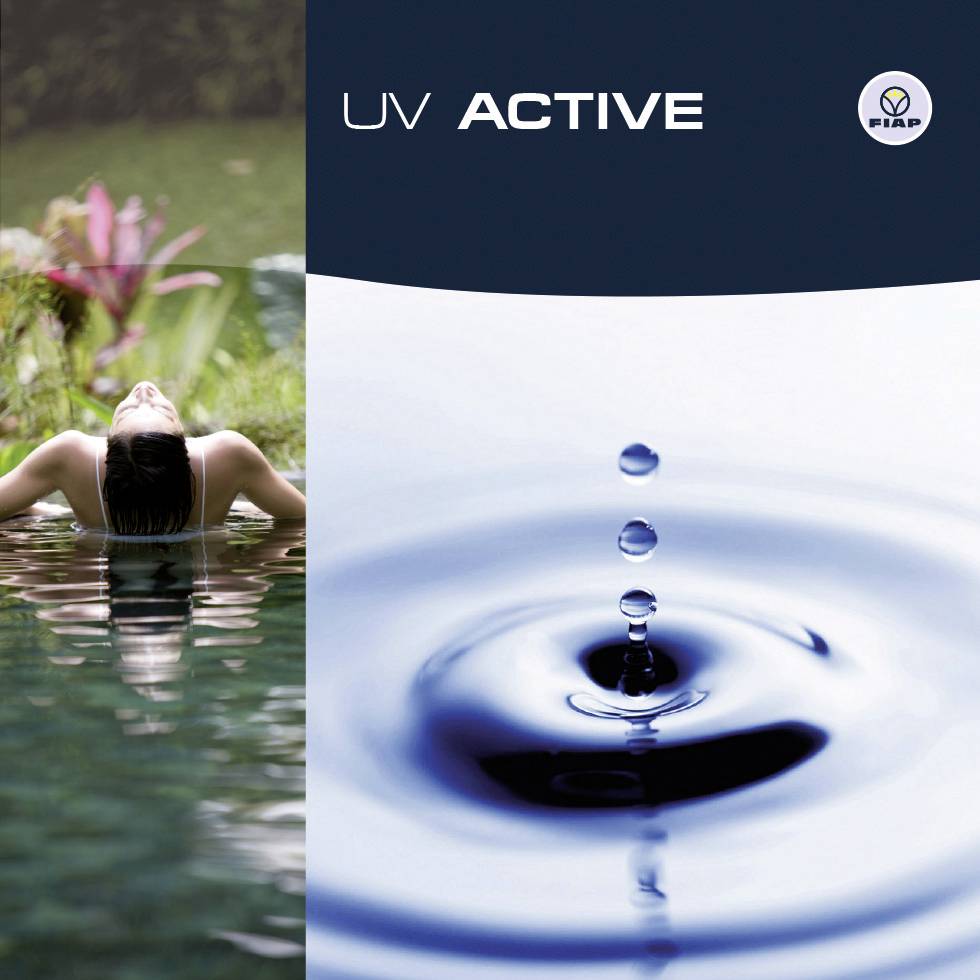 'UV ACTIVE'-Logo auf einem Hintergrund mit Wassertropfen und einer Person entspannt im Wasser. Umweltfreundliches Wasseraufbereitungssystem von FIAP.