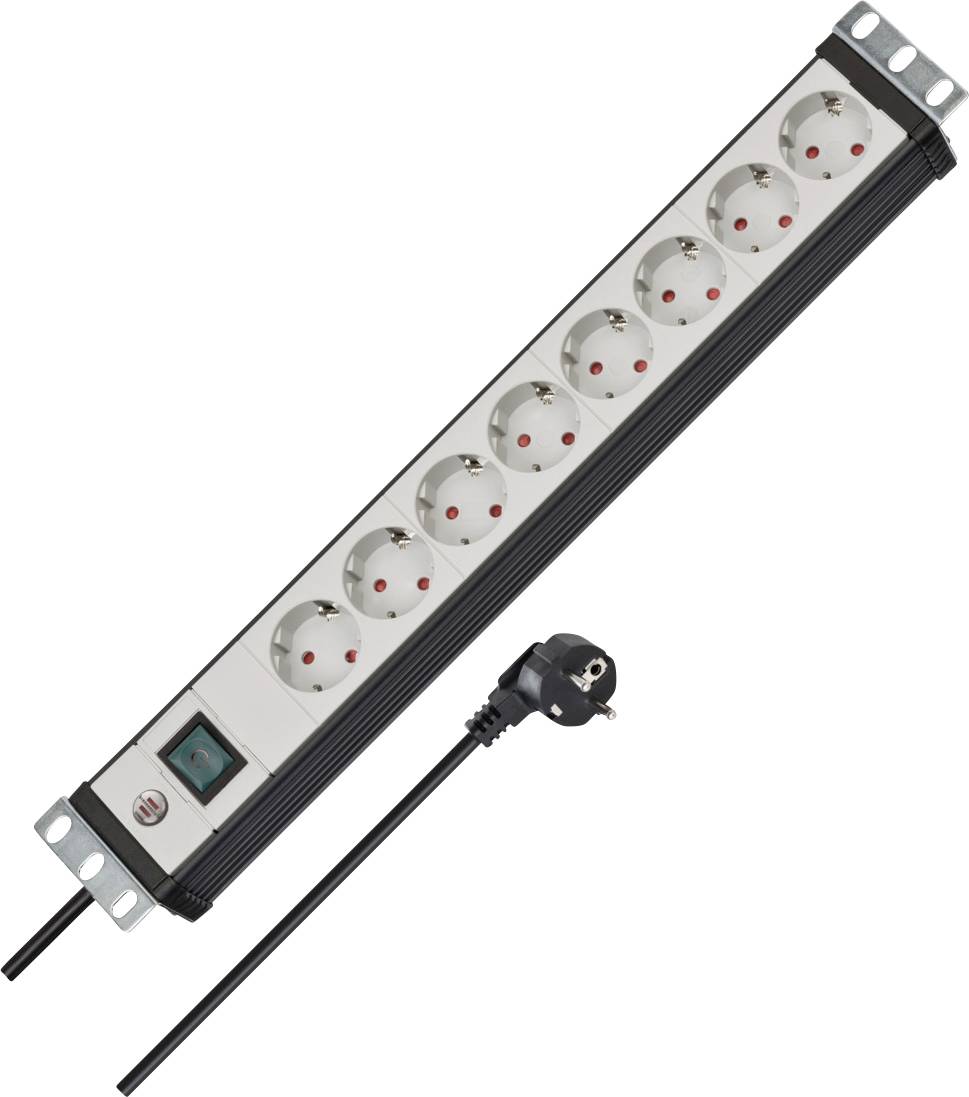 Lange Metall-Steckerleiste mit sieben Steckdosen, beleuchtetem Schalter und angebrachtem Kabel und Stecker, diagonal auf weißem Hintergrund dargestellt.