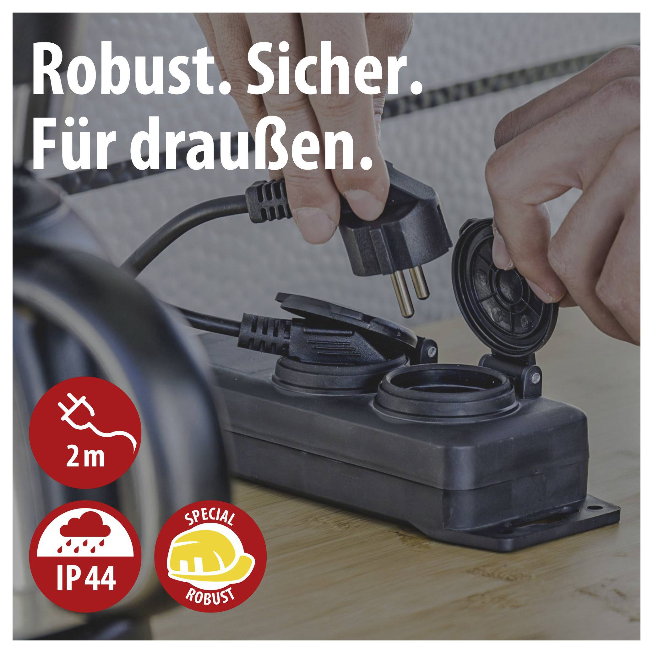 Werbung für eine robuste, spritzwassergeschützte Außensteckdosenleiste; Hände stecken einen Netzstecker ein. Text: 'Robust. Sicher. Für draußen.' Symbole: 2 m, IP44, Special Robust.