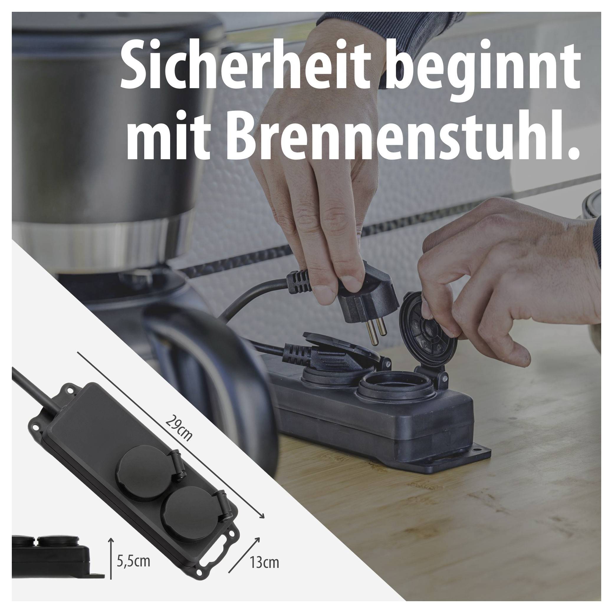 Werbung für Brennenstuhl: Hände stecken einen Stecker in eine Steckdosenleiste; eingeblendetes Produkt mit Maßen 29 cm, 13 cm und 5,5 cm.