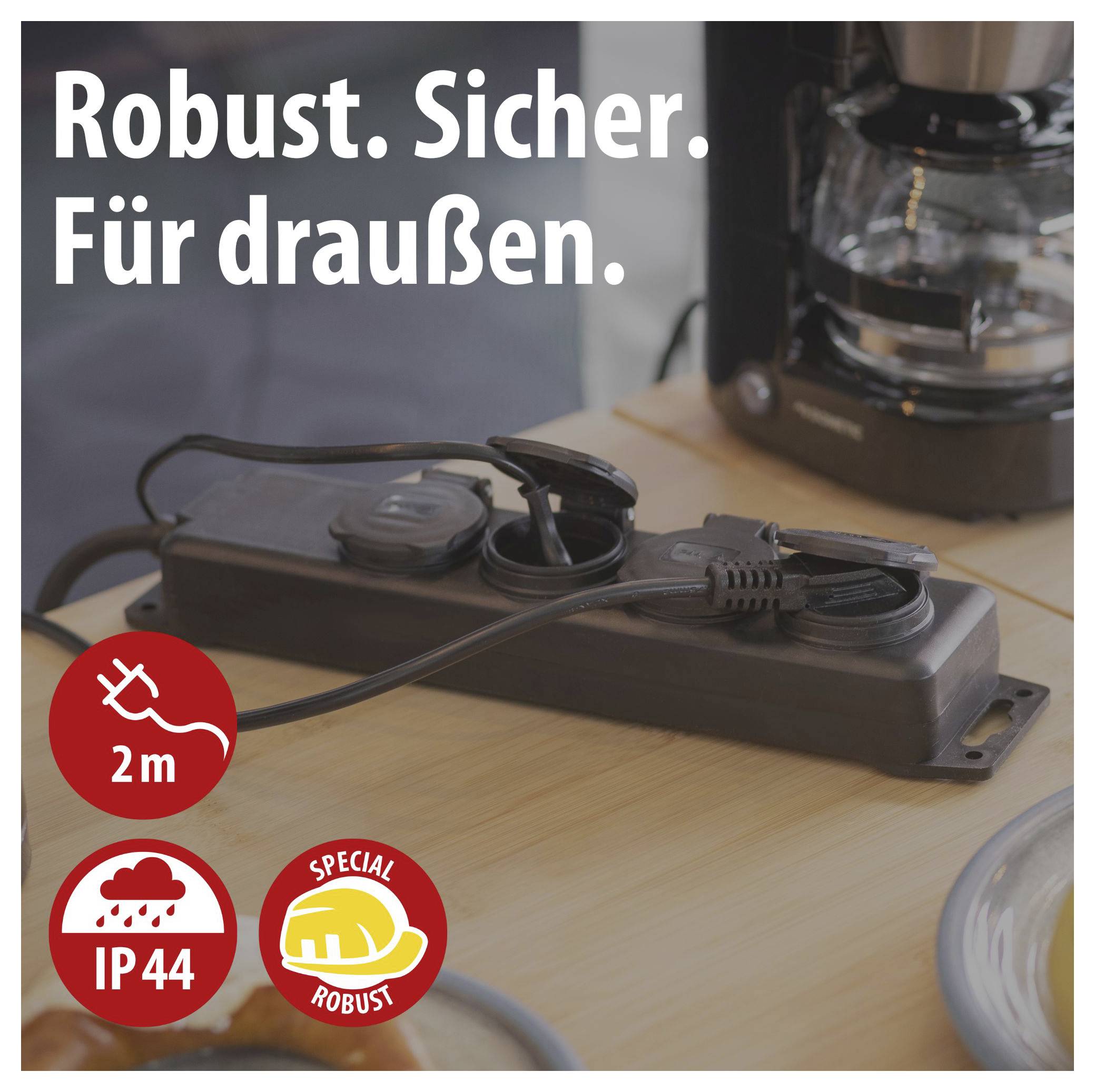 Robuste Steckdosenleiste mit angeschlossenen Geräten; Text: 'Robust. Sicher. Für draußen.' sowie Symbole für 2 m, IP44 und 'SPECIAL ROBUST'.