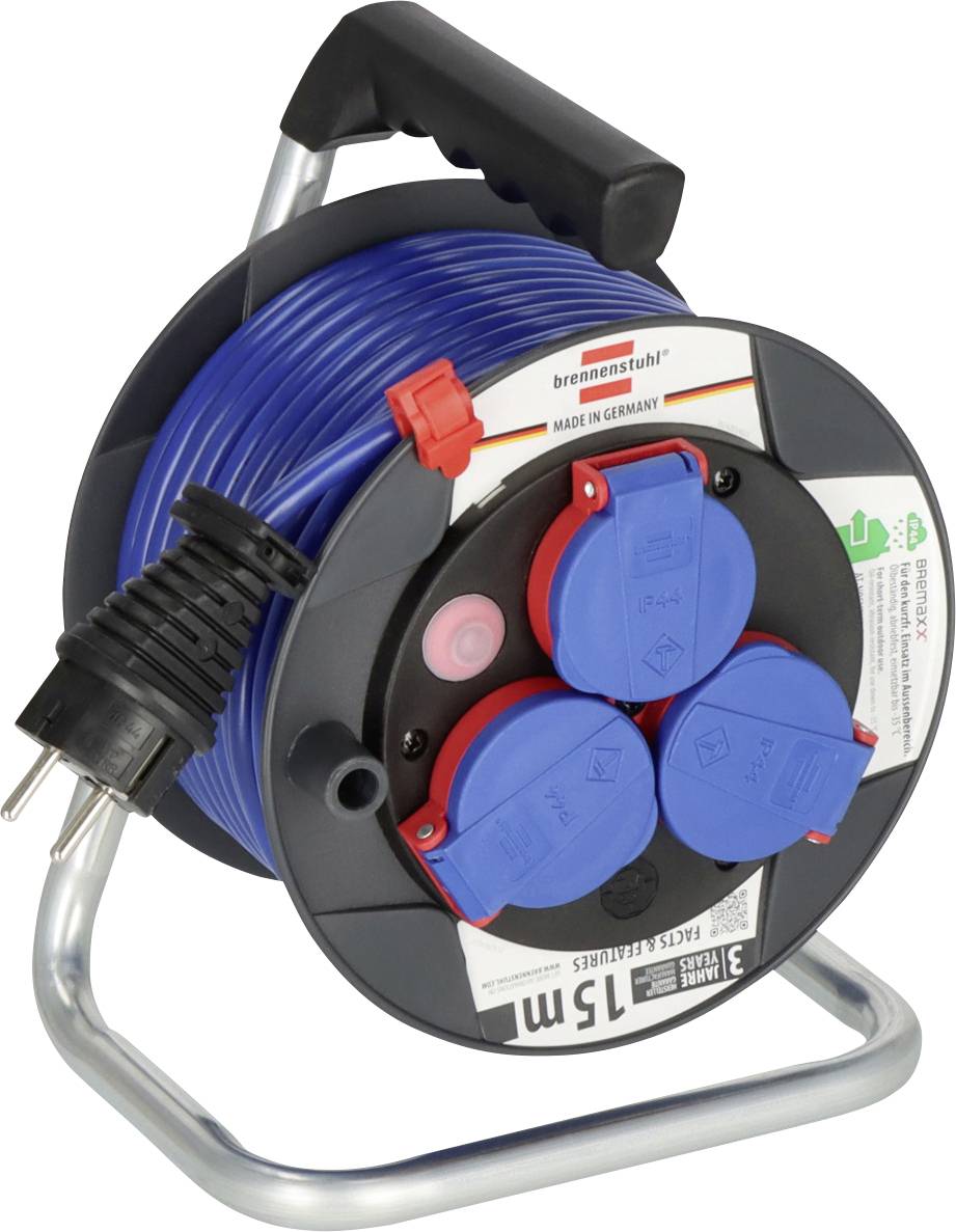 Tragbare Kabelrolle mit blauem Verlängerungskabel, drei abgedeckten Steckdosen und Tragegriff auf einem Metallständer.
