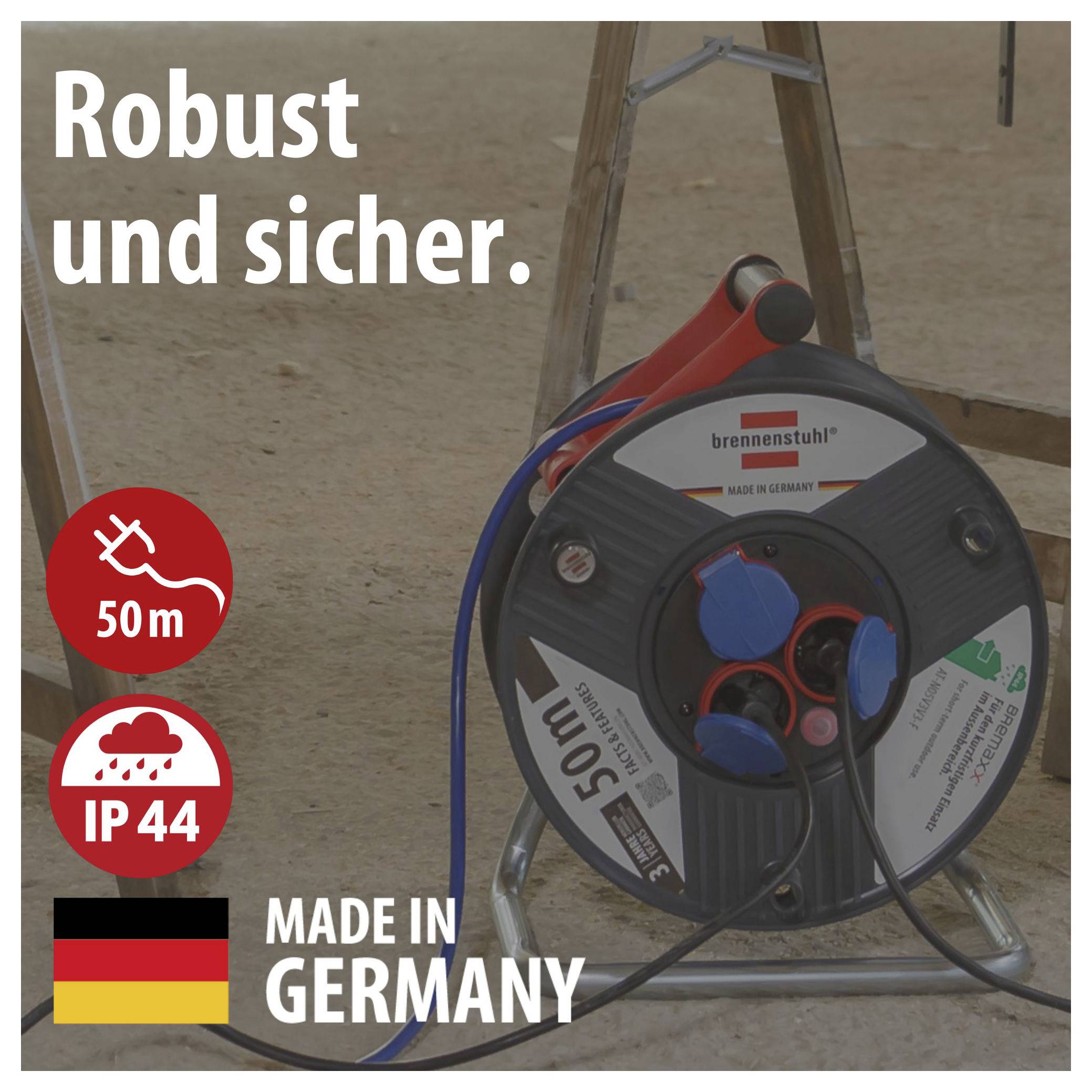 Kabeltrommel von Brennenstuhl mit Aufdruck 'Robust und sicher.', 50 m, IP44 und 'Made in Germany' vor Baugerüst.