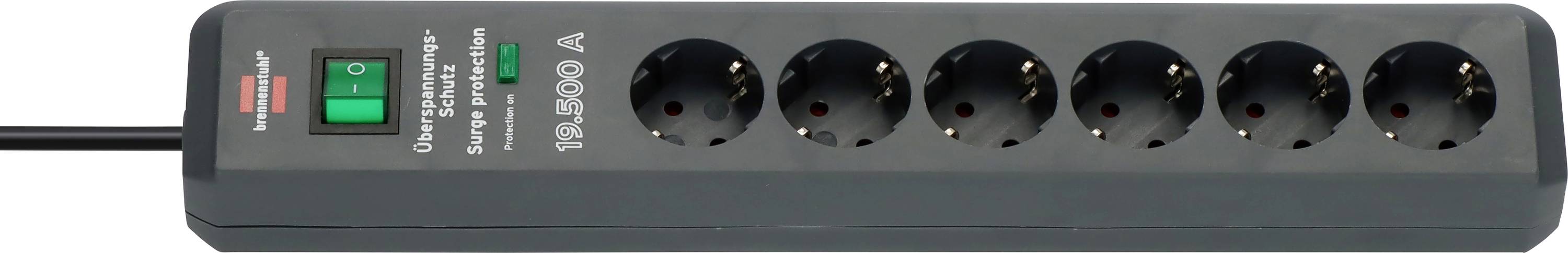 Schwarze Steckerleiste mit sechs europäischen Steckdosen, einem grünen Ein-/Ausschalter und einem angeschlossenen Kabel auf der linken Seite.