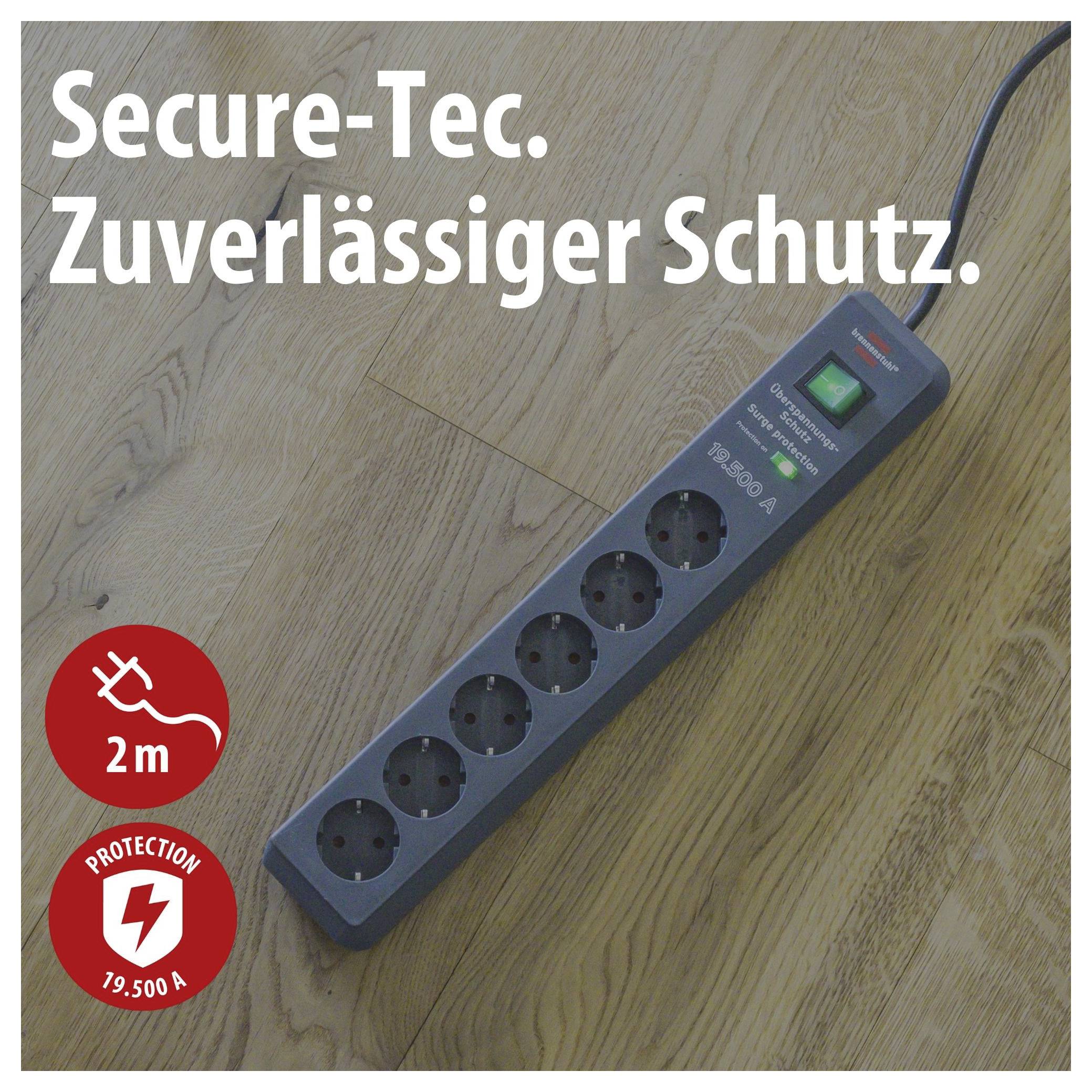 Schwarze Mehrfachsteckdose mit Schalter und 6 Steckplätzen auf Holzboden; Text: 'Secure-Tec. Zuverlässiger Schutz.' sowie Symbole für 2 m Kabel und 19.500 A Schutz.