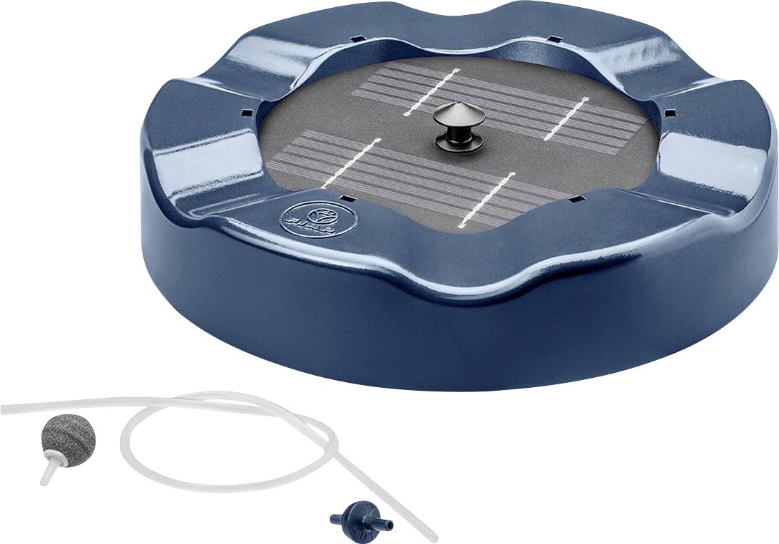 Blauer kreisförmiger schwimmender Solarbrunnnen mit integriertem Panel, gezeigt mit Schlauch und im Lieferumfang enthaltenen Sprühzubehörteilen.