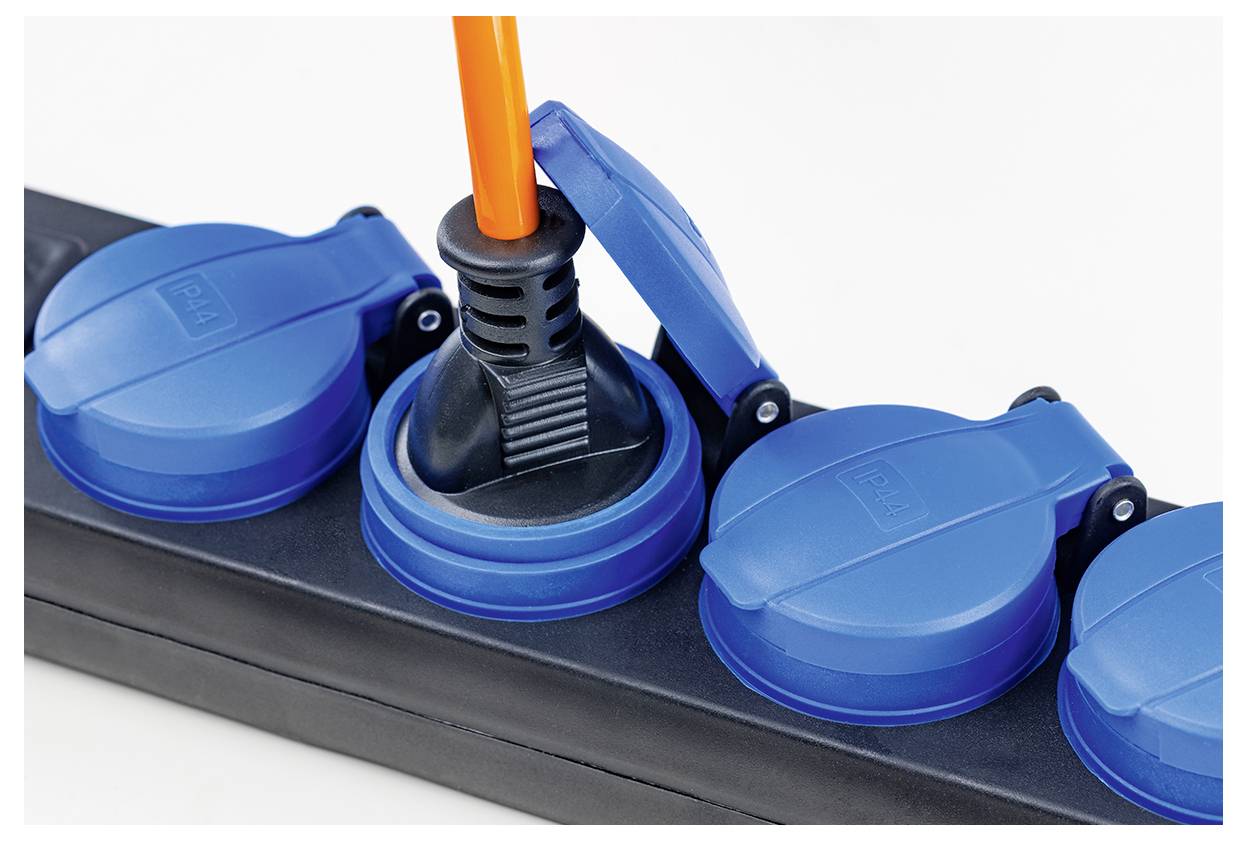 Eine blaue Mehrfachsteckdose mit mehreren abgedeckten Steckdosen, wobei eine Steckdose mit einem orangen Stecker belegt ist, mit Betonung der elektrischen Sicherheit.