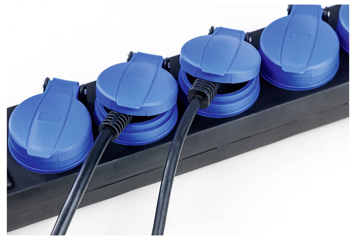 Ein schwarzes Mehrfachsteckdosenleiste mit mehreren blauen Steckdosen, von denen zwei mit Kabeln belegt sind, vor einem einfarbigen weißen Hintergrund.