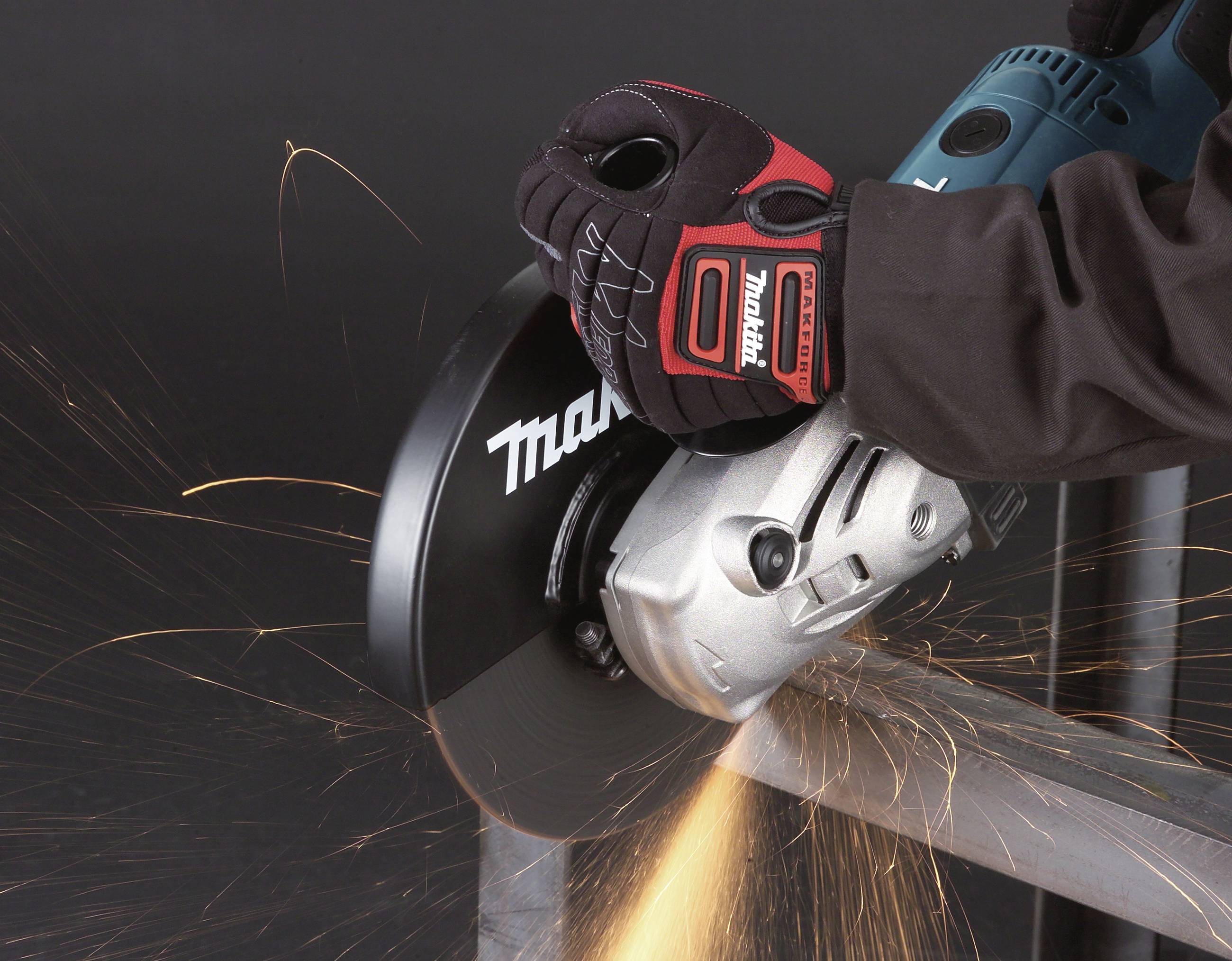 Person mit Handschuhen verwendet einen Winkelschleifer zum Schneiden von Metall, Funken sprühen.