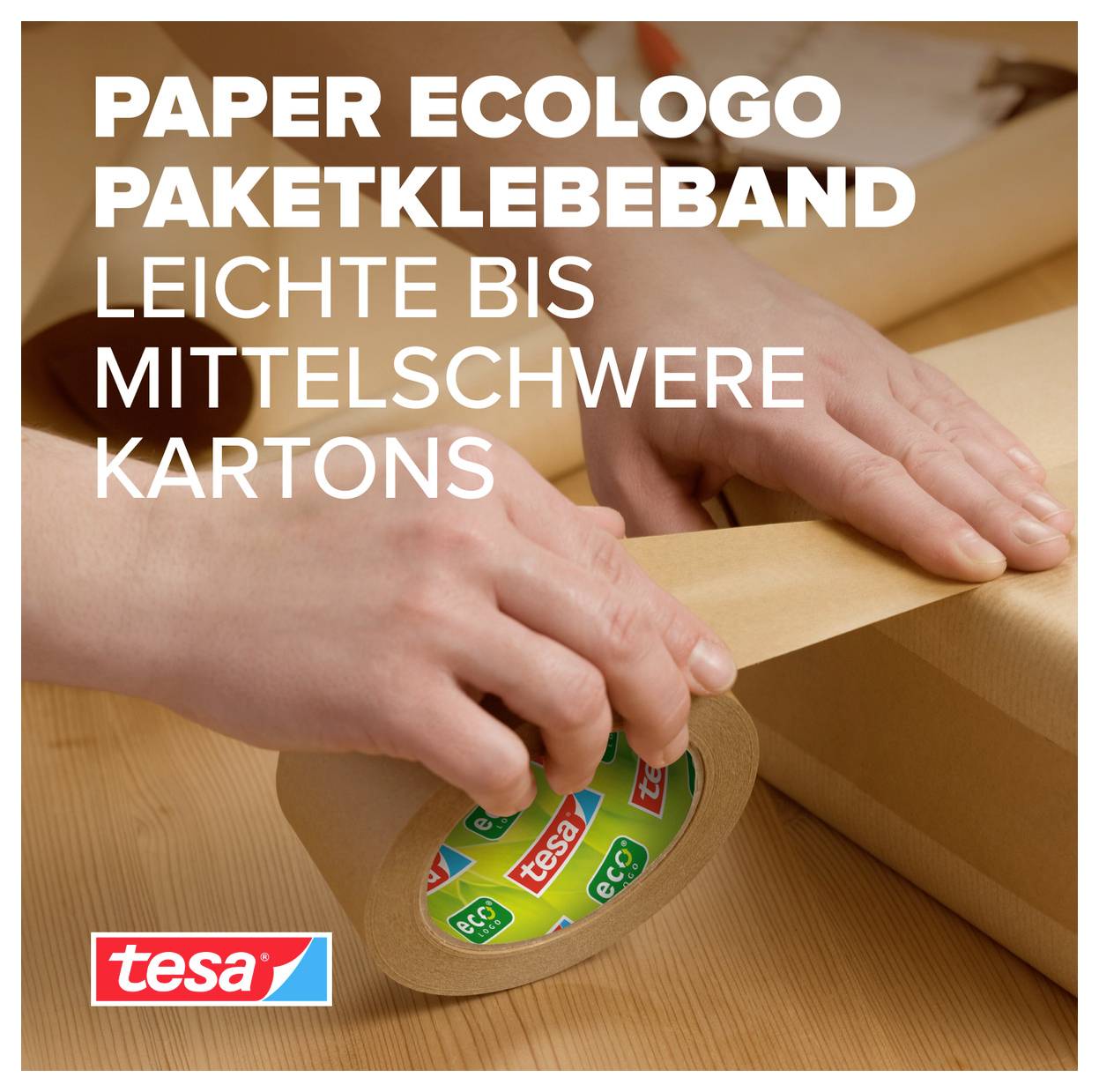 Hände kleben Kartons mit tesa Paper EcoLogo Paketklebeband; geeignet für leichte bis mittelschwere Kartons.