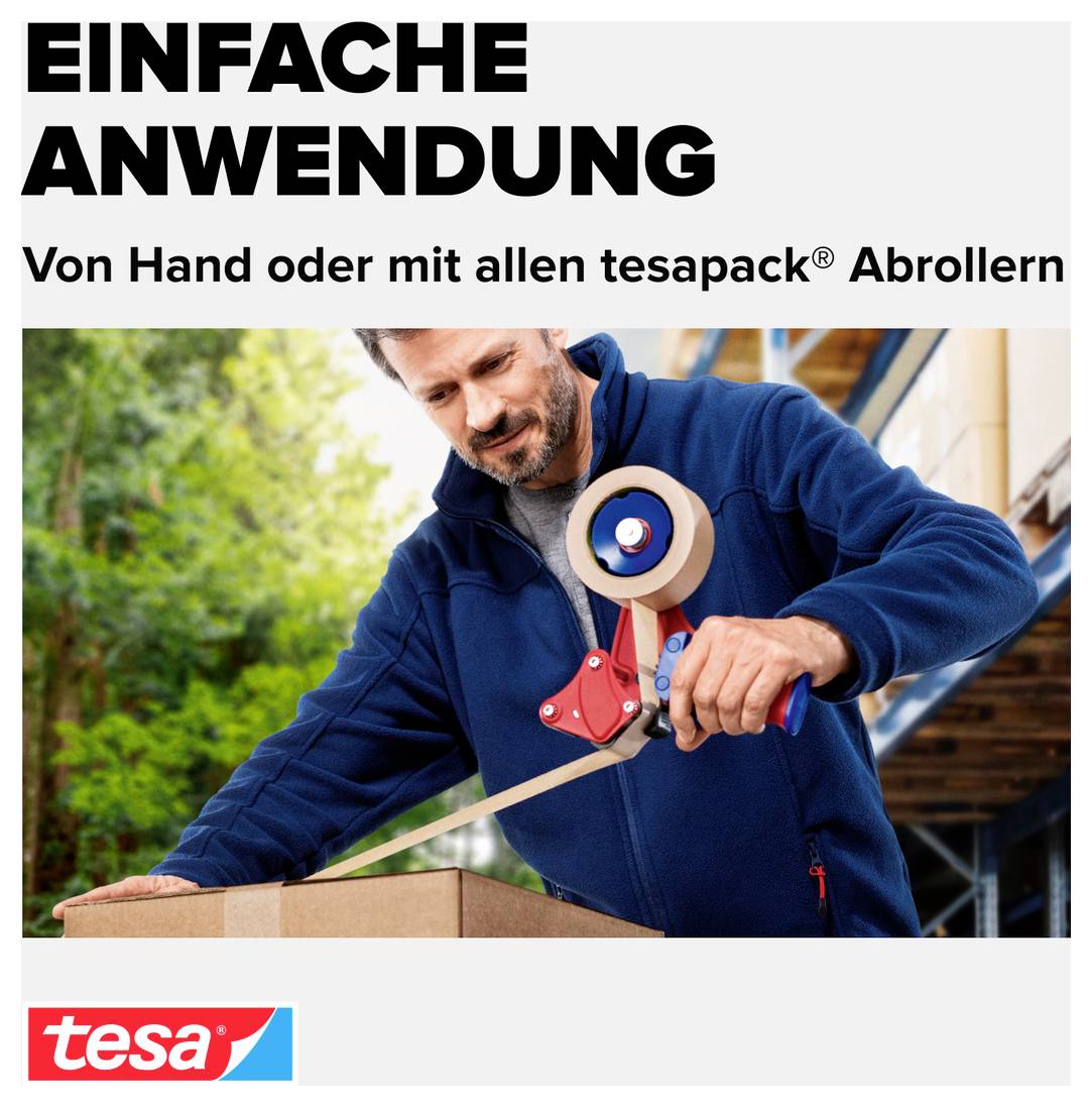 Ein Mann verpackt ein Paket mit einem Abroller und Klebeband. Text: 'Einfache Anwendung: Von Hand oder mit allen tesapack Abrollern'.