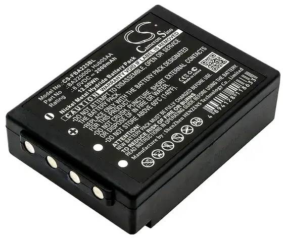 Ein rechteckiges schwarzes Batterie-Set mit weißem Text, das Modell- und Bewertungsinformationen anzeigt, einschließlich Warnungen und Entsorgungsanweisungen.