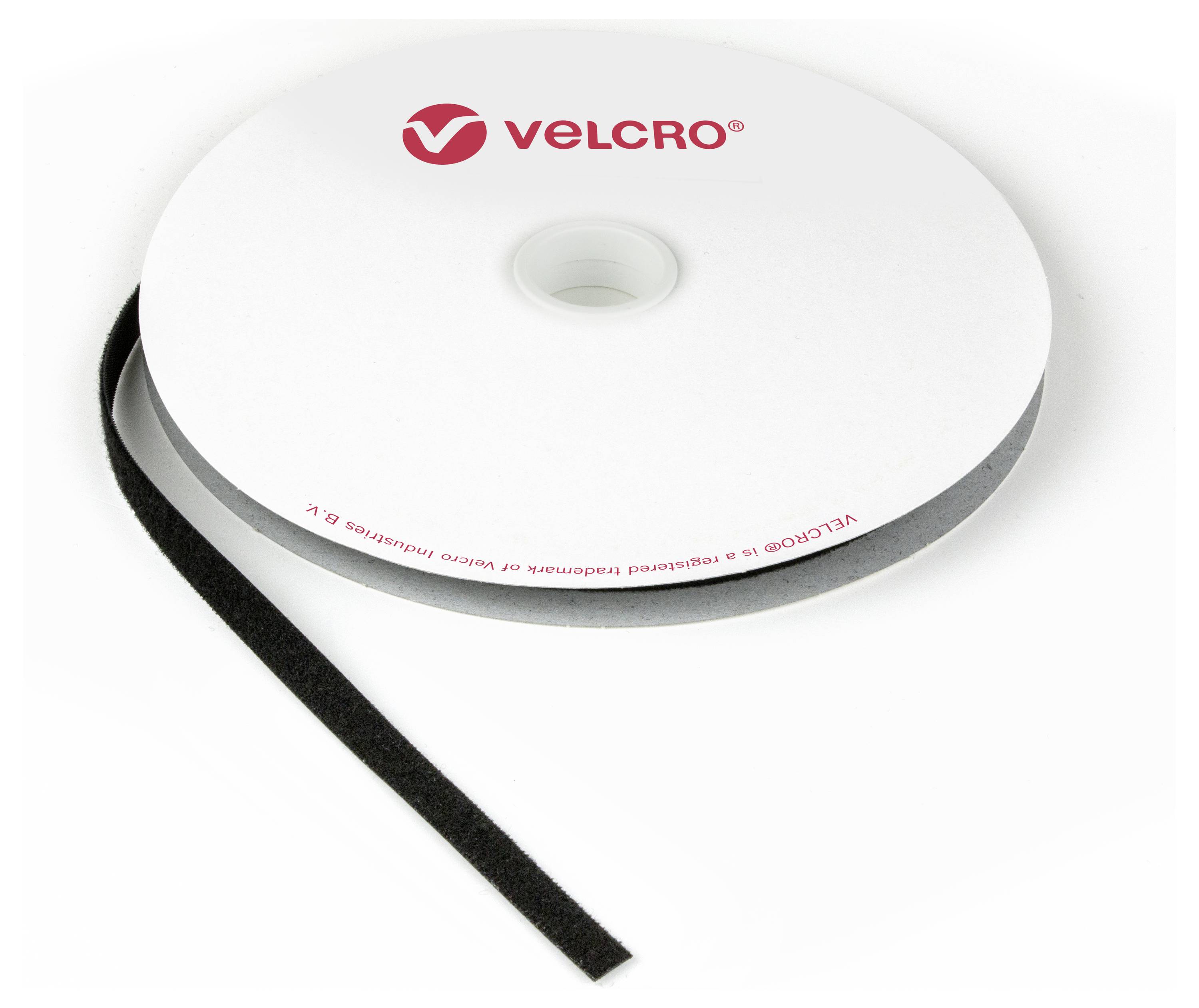 Schwarzes magnetisches kabelloses Ladekabel mit einer runden Ladefläche an einem Ende und einem USB-C-Anschluss am anderen Ende.