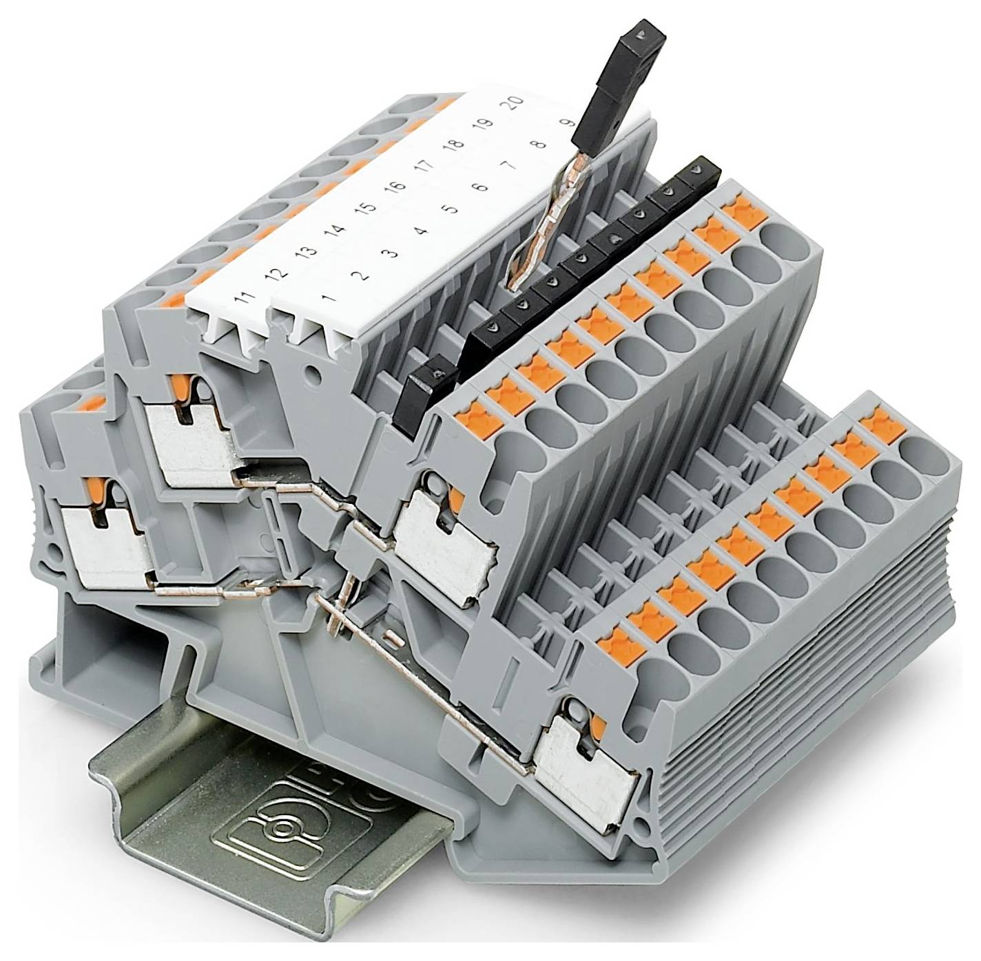 Ein Stapel grauer Elektroklemmenblöcke mit orangefarbigen Anschlussöffnungen, auf einer Metallbasis montiert, mit einem nummerierten Etikettstreifen.