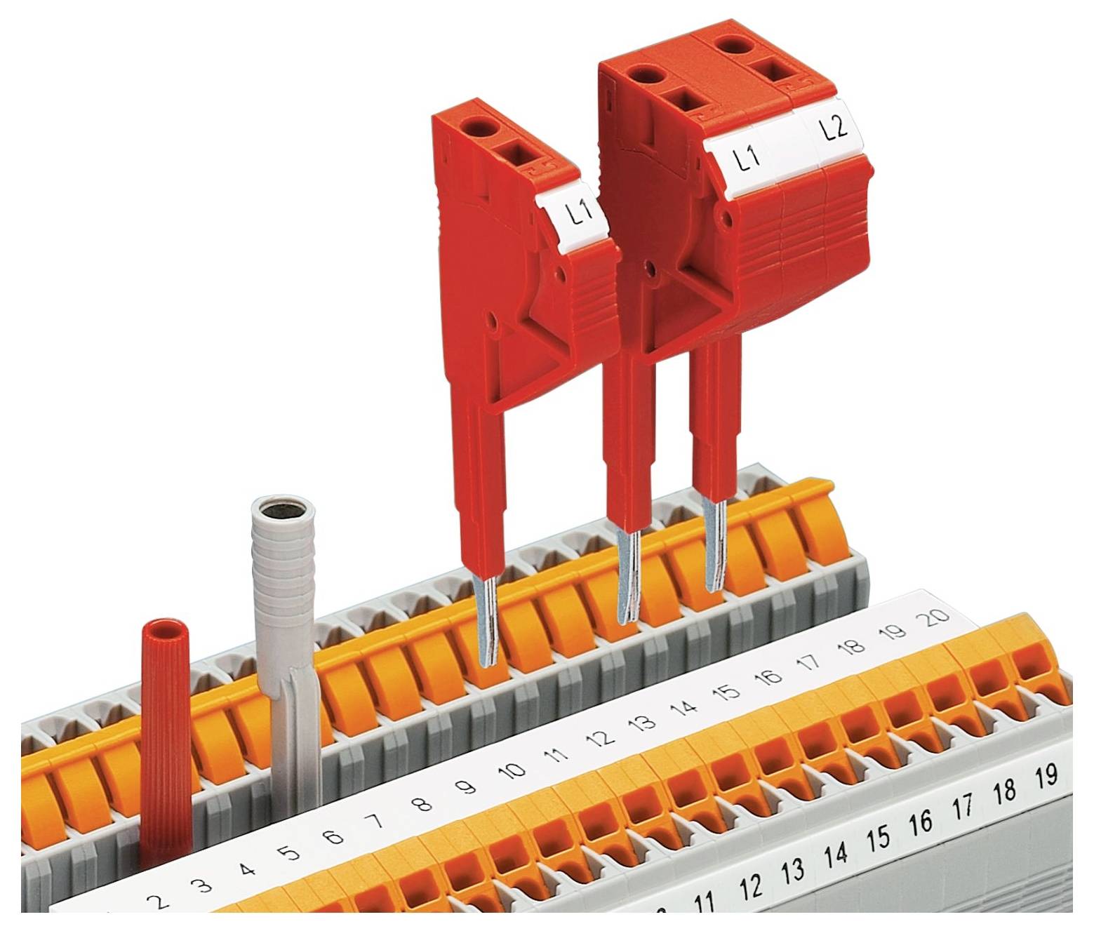 Ein Elektroklemmenblock mit nummerierten Plätzen von 1 bis 22, mit zwei roten Sicherungshaltern mit der Bezeichnung „L1