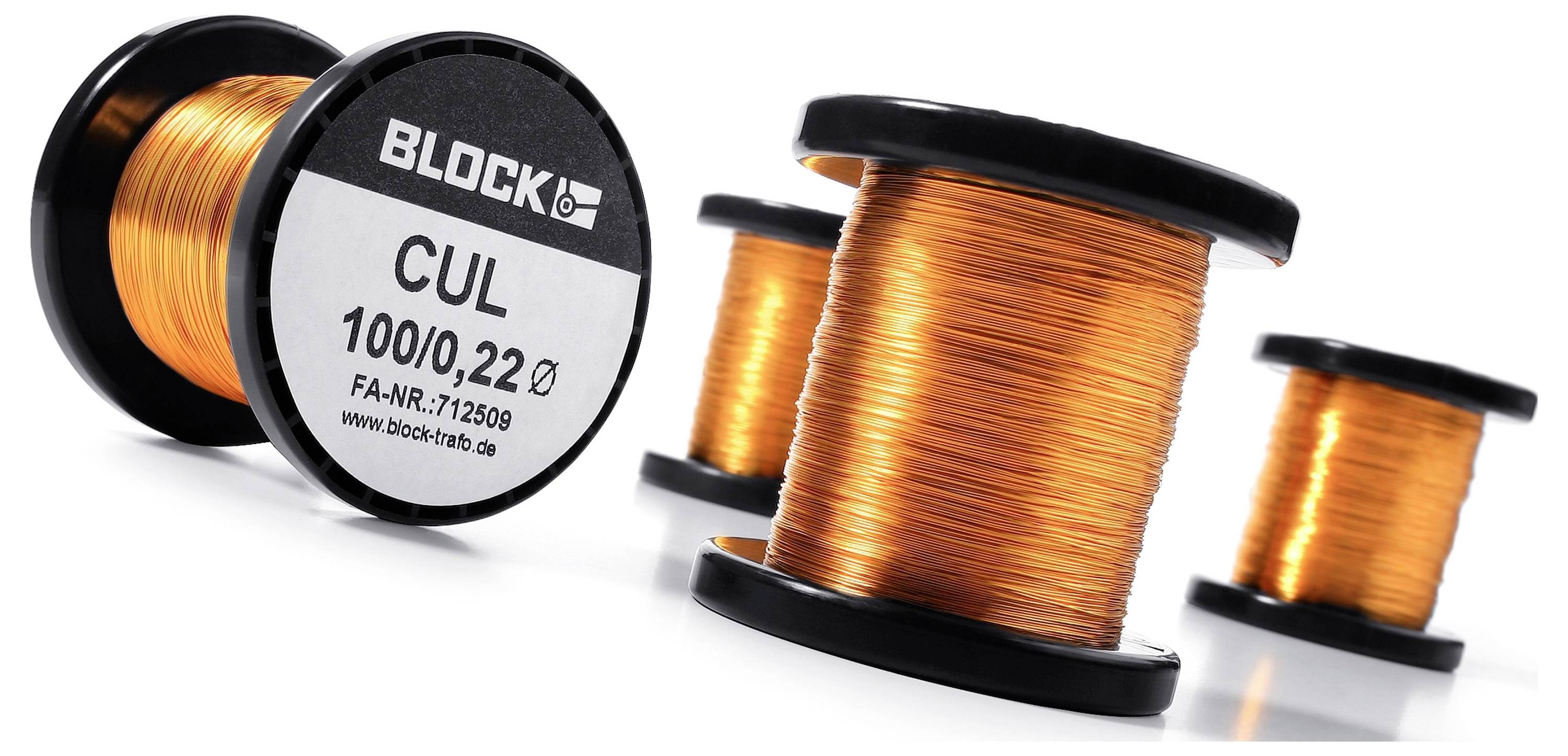 Vier Spulen Kupferdraht, wobei eine fokussiert ist und ein Etikett mit der Aufschrift 