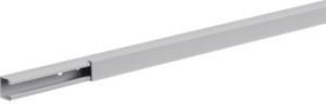 Ein langer, rechteckiger Metallkanal, vermutlich Teil eines Schienensystems oder Profils, mit einer offenen Seite.