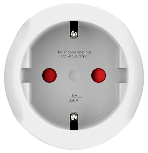 Nahaufnahme eines Steckdosenadapters. In der Mitte steht: 'This adapter does not convert voltage'. Belastbarkeit: 16 A, 250 V.