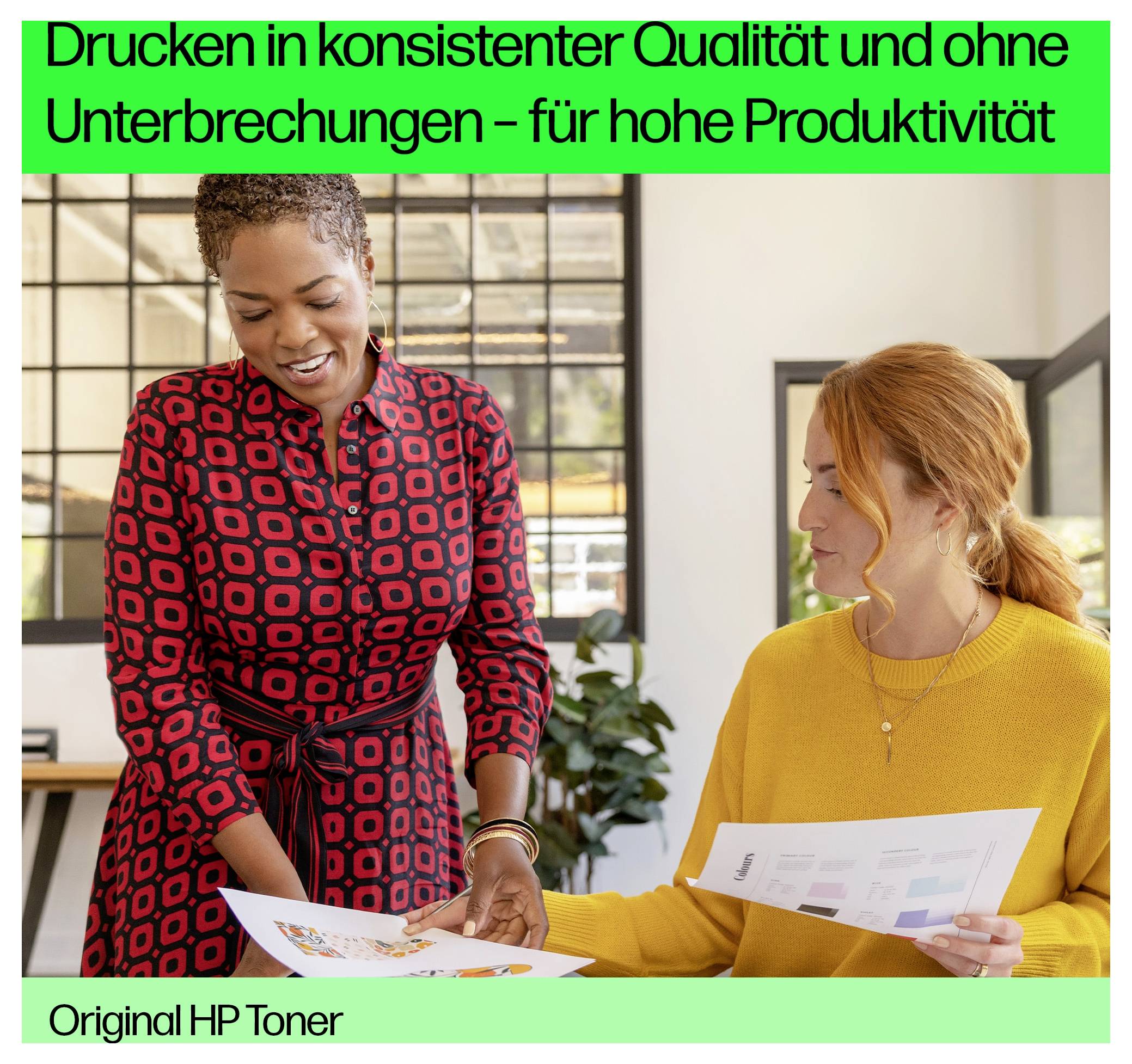 Zwei Frauen überprüfen gedruckte Dokumente in einem Büro, wobei deutscher Text durchgehendes, unterbrechungsfreies Drucken für hohe Produktivität und „Original HP Toner" bewirbt.