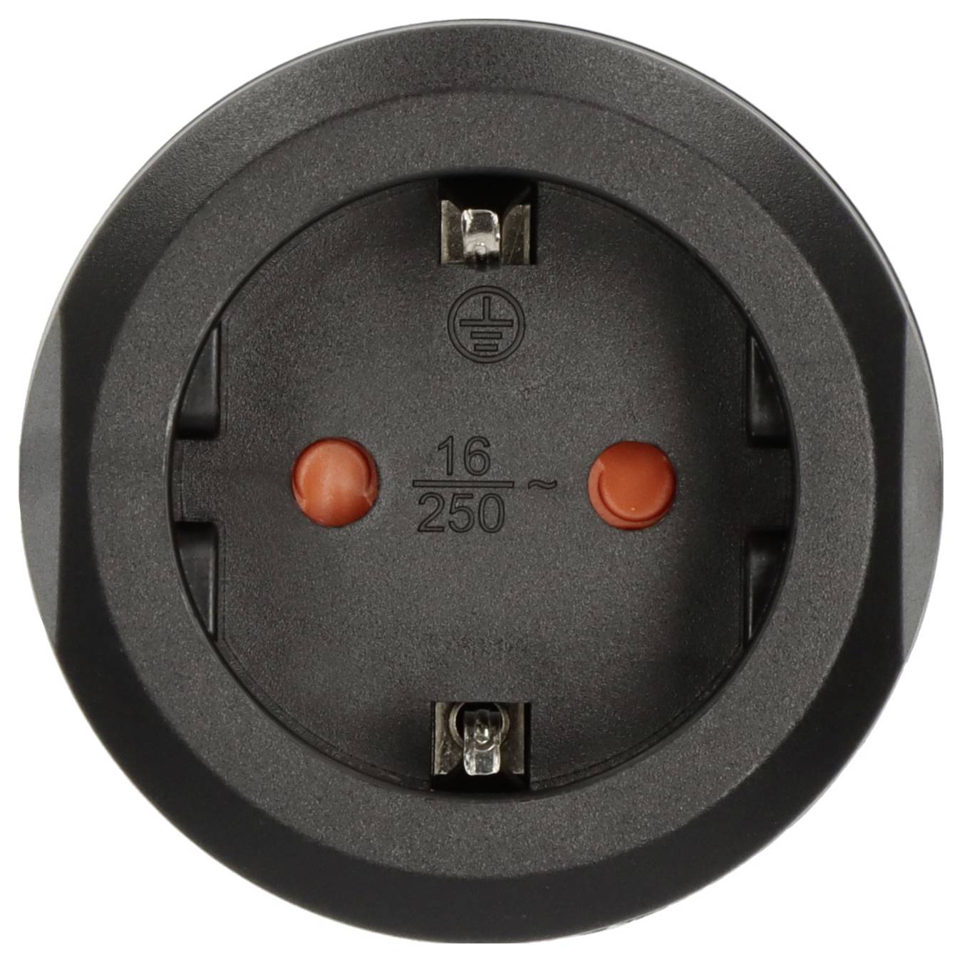 Nahaufnahme einer schwarzen Elektrosteckdose mit zwei runden orangefarbenen Sicherheitsabdeckungen und einem Erdungssymbol, gekennzeichnet mit 16/250.