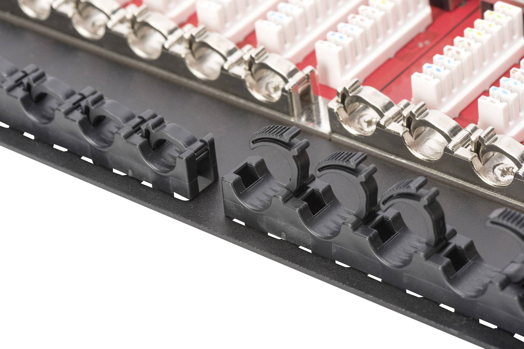 Nahaufnahme eines Technikmoduls mit Kabelanschlüssen und Beschriftungen.