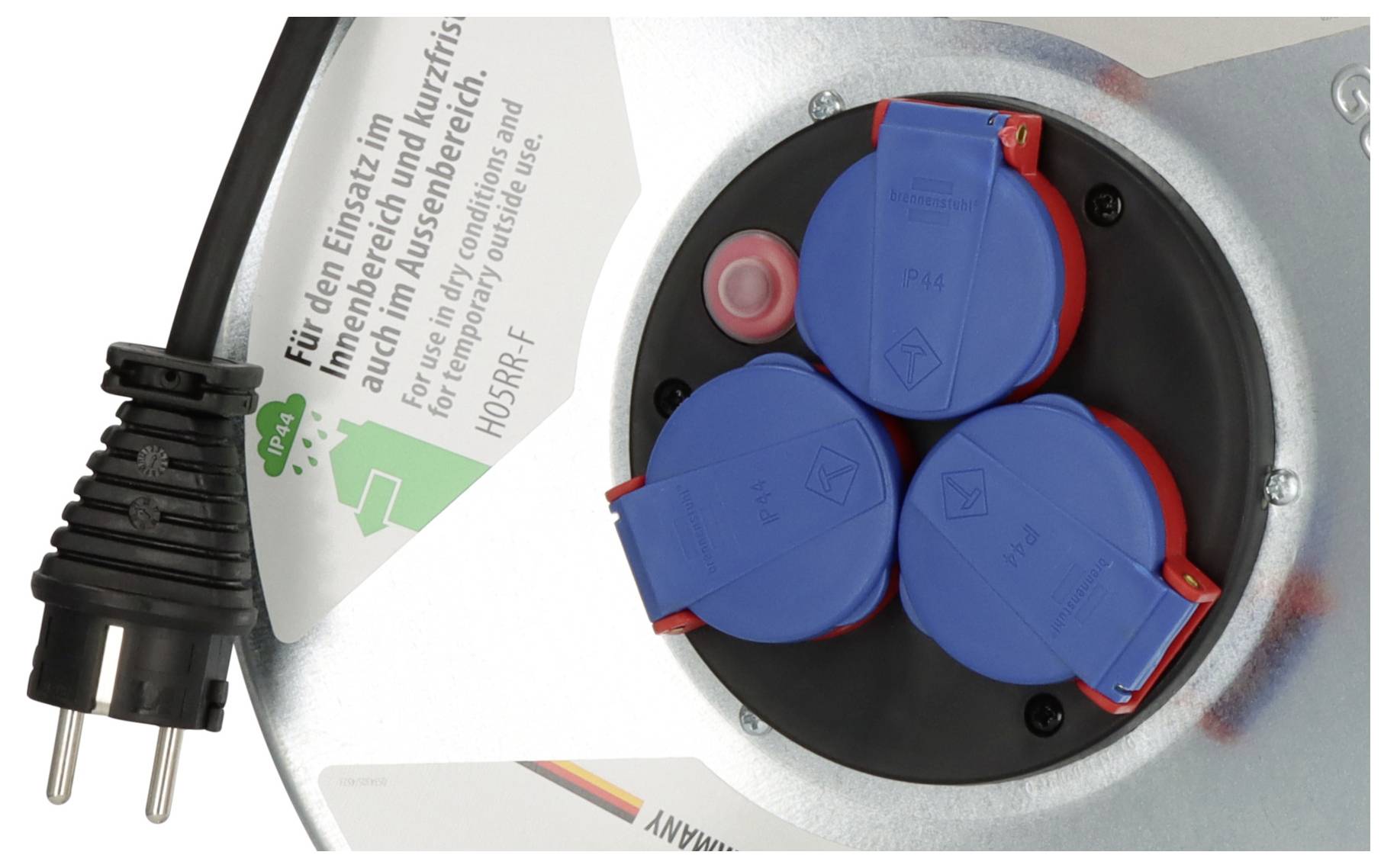 Nahaufnahme einer Stromkabelrolle mit drei Steckdosen und einem Stecker, mit deutschem Text, der Verwendungs- und Sicherheitsinformationen anzeigt.