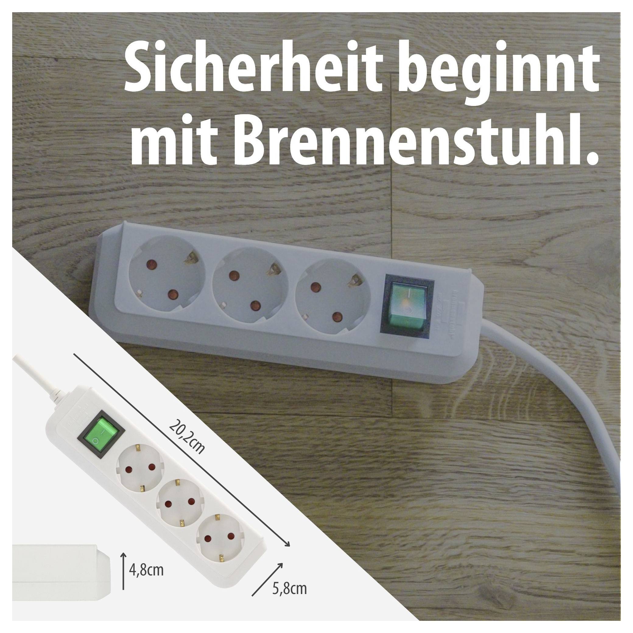 Werbebild einer weißen Brennstuhl-Steckdosenleiste mit drei Steckplätzen und Schalter auf Holzboden; Text: 'Sicherheit beginnt mit Brennstuhl.' Maße 20,2 cm, 5,8 cm, 4,8 cm.