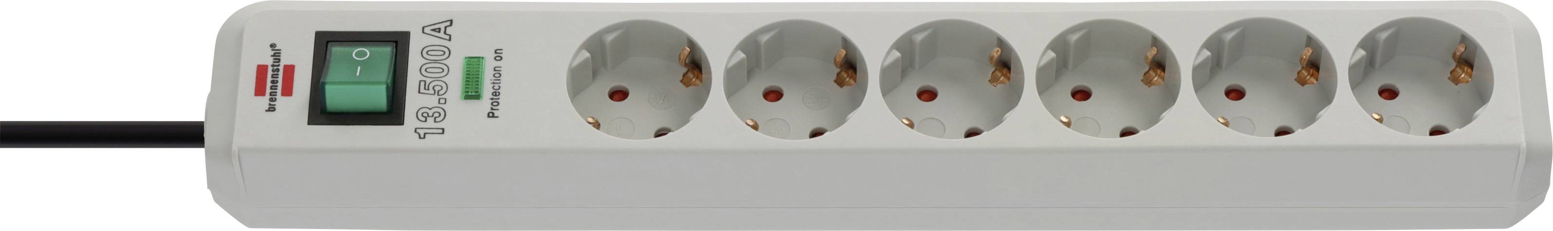 Weiße Steckerleiste mit acht europäischen Steckdosen und einem grünen Schalter, mit einem angeschlossenen schwarzen Kabel auf der linken Seite.