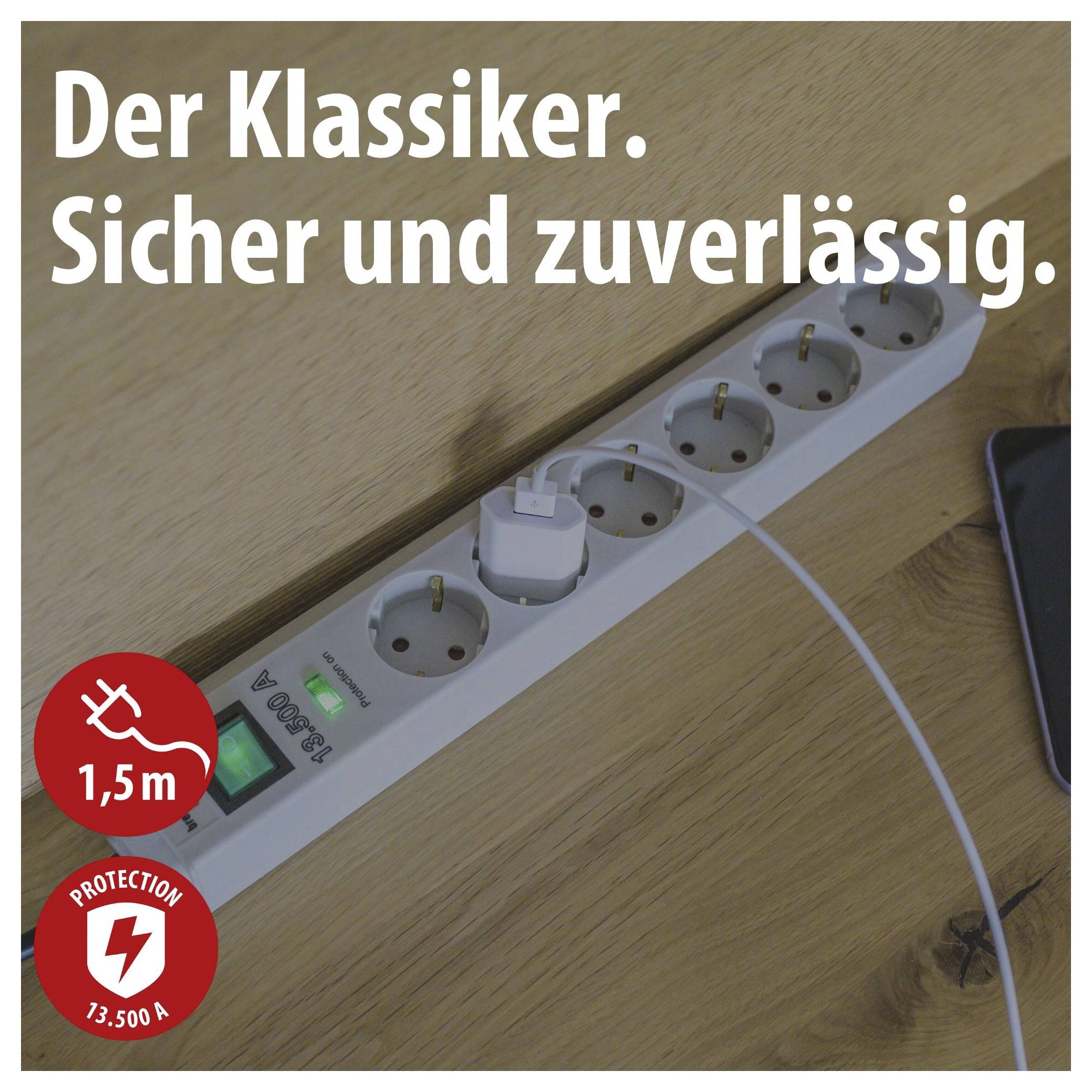 Mehrfachsteckdose auf Holztisch mit eingestecktem Ladekabel; Text: 'Der Klassiker. Sicher und zuverlässig.'