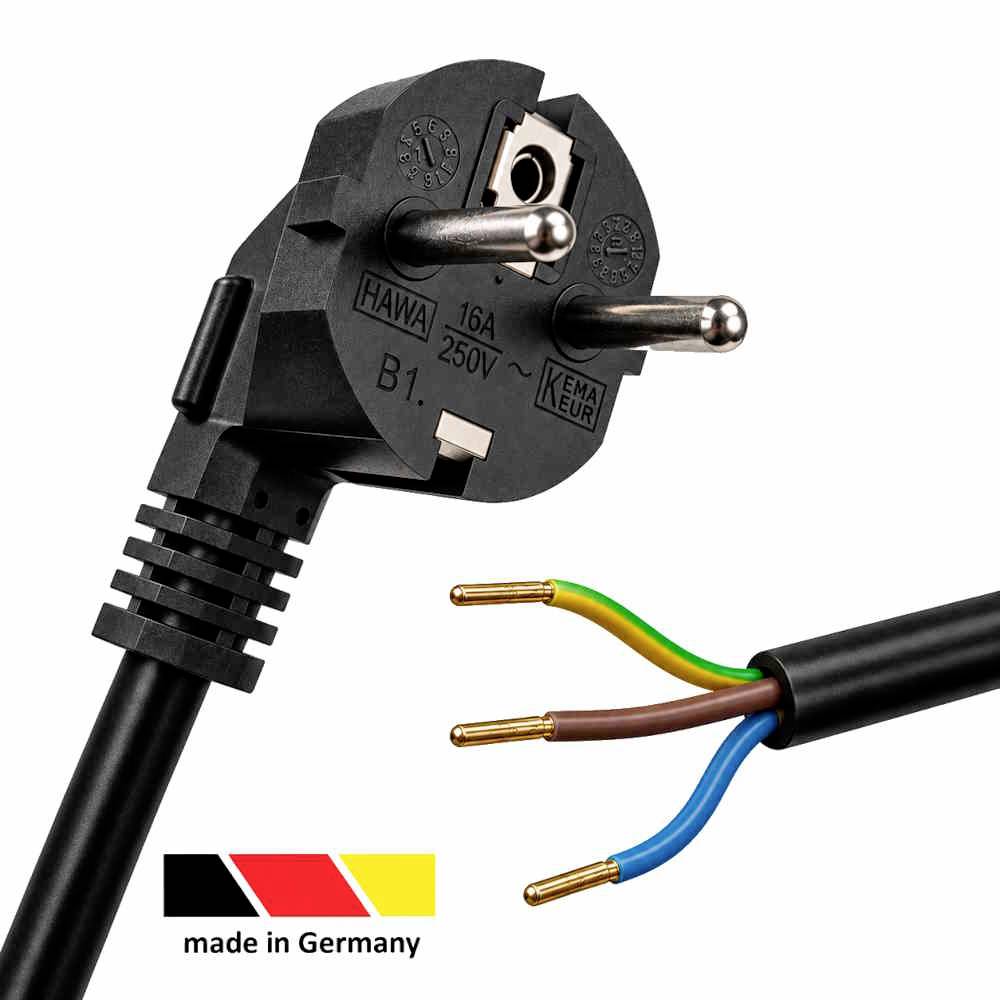 Schwarzes europäisches Stromkabel mit Schuko-Stecker und freiliegenden braunen, blauen und grün-gelben Adern; sichtbares „Made in Germany