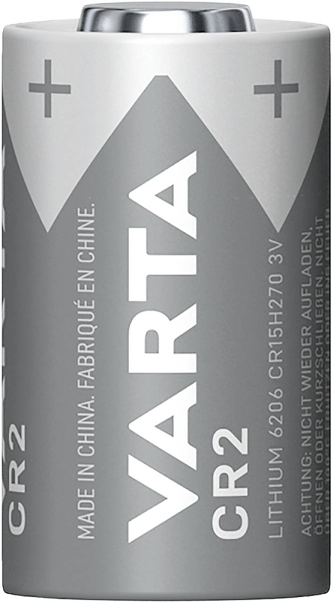 Eine silberne VARTA CR2 Lithiumbatterie mit Aufschriften, die auf Herkunft und Warnhinweise hinweisen.