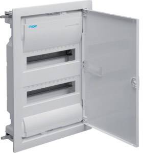 Ein geöffneter Sicherungskasten mit zwei Reihen für Schutzschalter und Abdeckungen, bereit zur Installation oder Wartung.