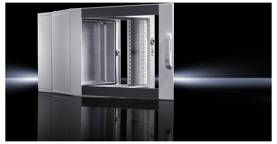 Ein geöffneter metallischer Schaltschrank vor einem dunklen Hintergrund, zeigt Innenraum und Griff, geeignet für industrielle Anwendungen.