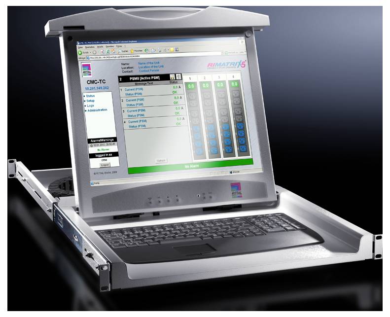 Ein tragbarer Laptop in einem Schlittenfach zeigt ein Monitor-Interface mit Prüfungssoftware auf einem Bildschirm.
