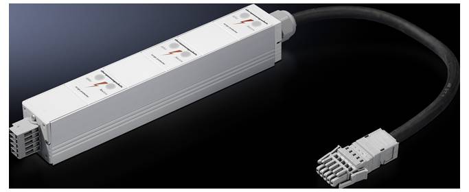 Ein elektrisches Steckdosenleiste mit drei Steckplätzen und einem Kabel. Perfekt für den Einsatz in industriellen Anwendungen.