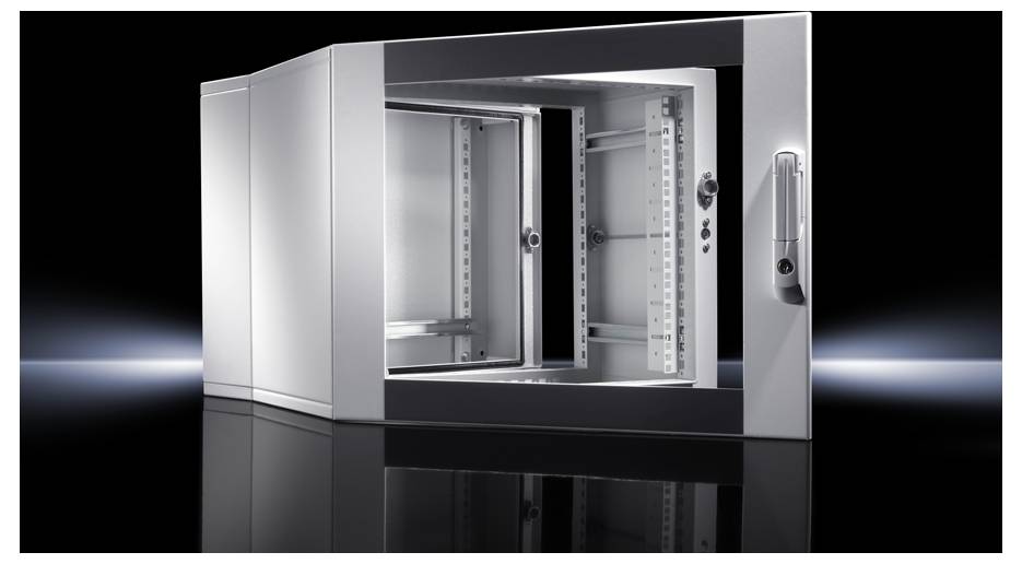 Ein leeres, silbernes, rechteckiges Schrankgehäuse steht geöffnet auf einer glänzenden, reflektierenden Oberfläche vor einem schwarzen Hintergrund.