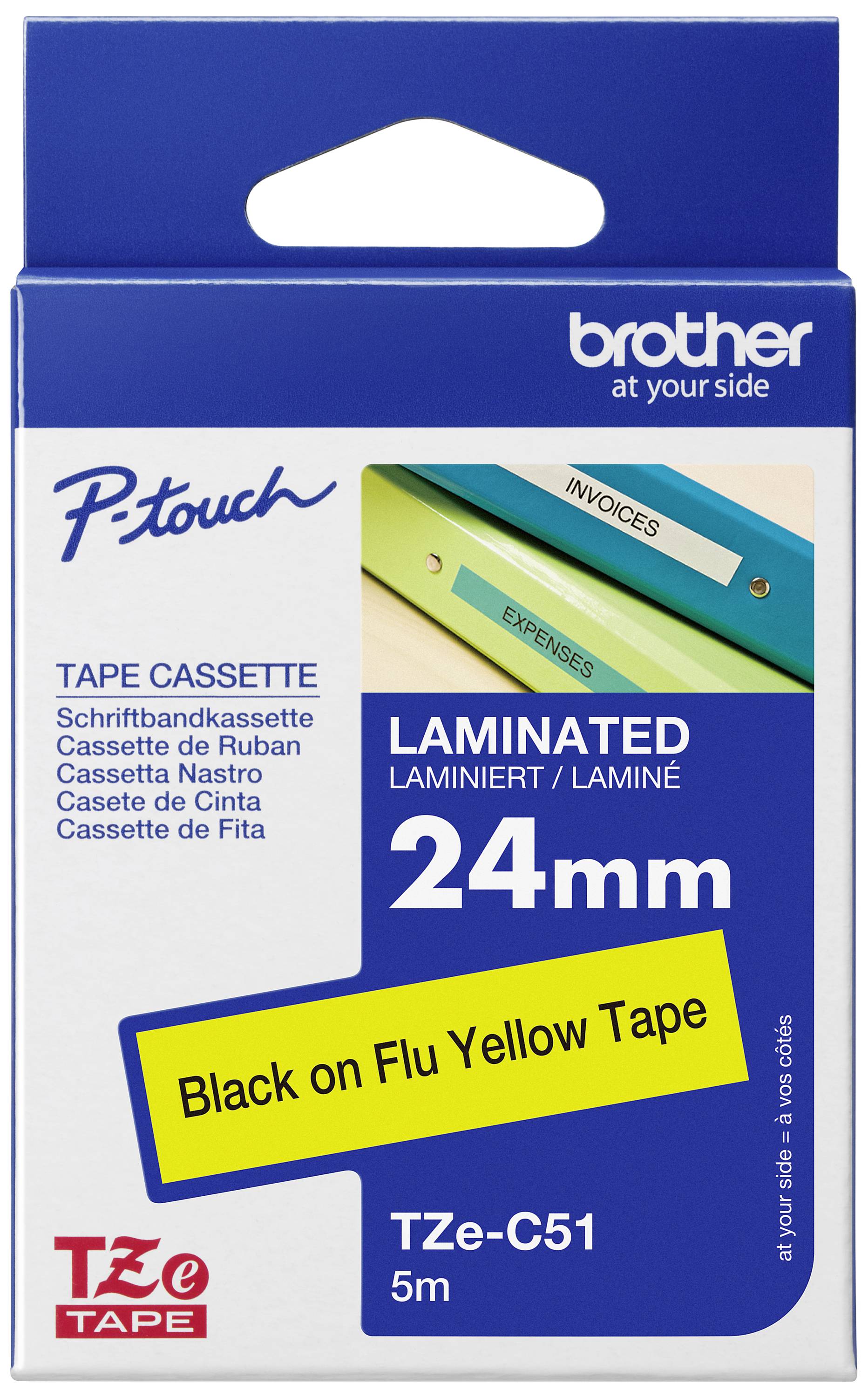 Verpackung einer Brother P-Touch Kassette, 24 mm, gelbes Band mit schwarzem Text, 5 m Länge. Abgebildet sind zwei beschriftete Ordner.