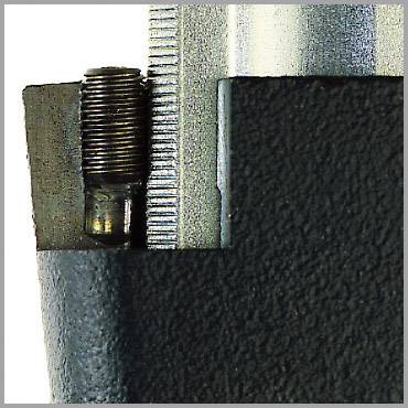 Nahaufnahme eines Metallteils mit Schraubengewinde und strukturiertem Oberflächenmuster, vermutlich Teil eines größeren Mechanismus.
