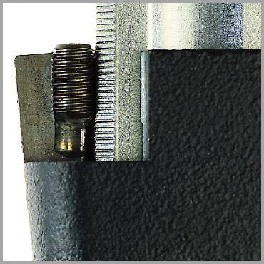 Nahaufnahme eines Maschinenteils mit Schraube und Metalloberfläche, zeigt industrielle Präzision und Detail der mechanischen Komponenten.