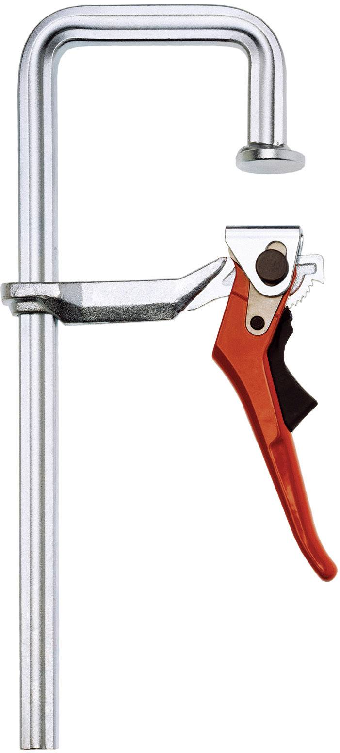 Eine silberne Schraubzwinge mit rotem Hebelgriff zur Befestigung von Werkstücken, aus Metall gefertigt, auf weißem Hintergrund.