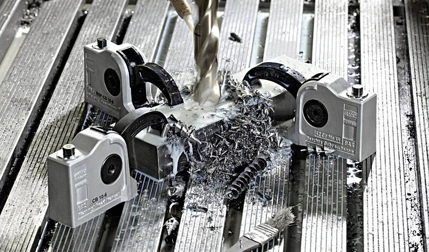 Eine Fräsmaschine bearbeitet Metall, umgeben von Metallspänen und Halterungen. Die Szene zeigt Präzisionsarbeit in einer Werkstatt.