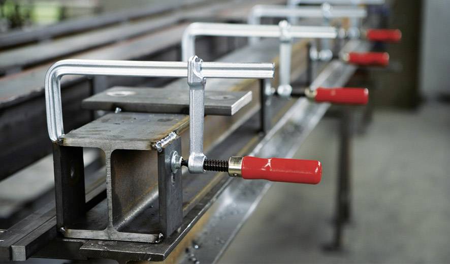 Metallträger werden mit mehreren Schraubzwingen befestigt.