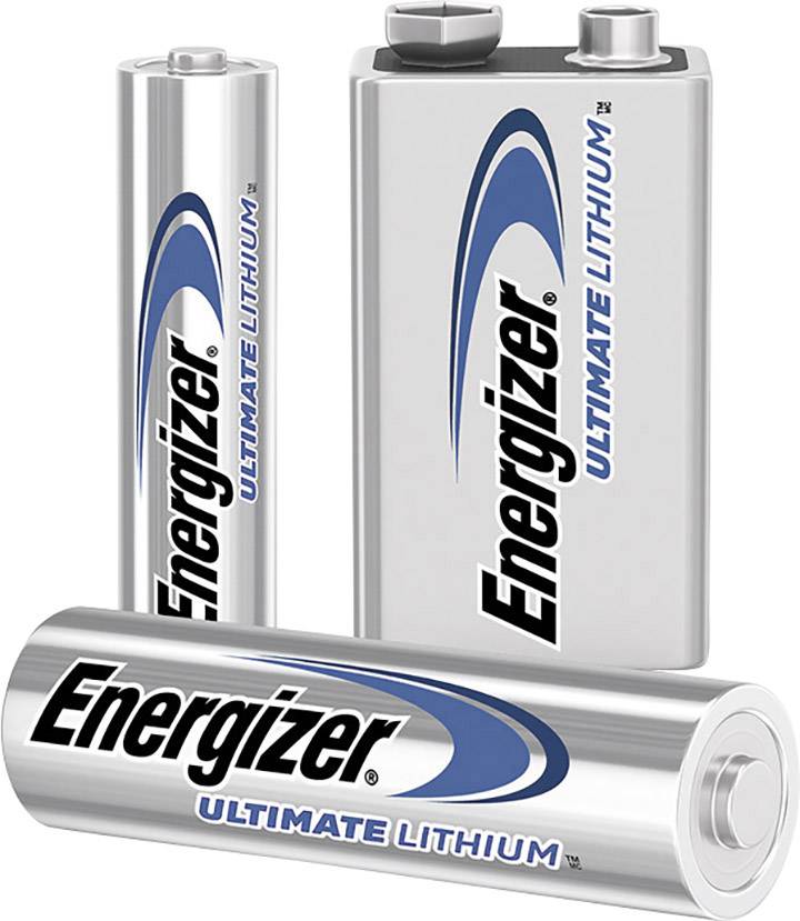 Drei Energizer Ultimate Lithium-Batterien in verschiedenen Größen. Im Vordergrund eine liegende AA-Batterie, dahinter eine aufrechte AA- und eine 9-Volt-Batterie.