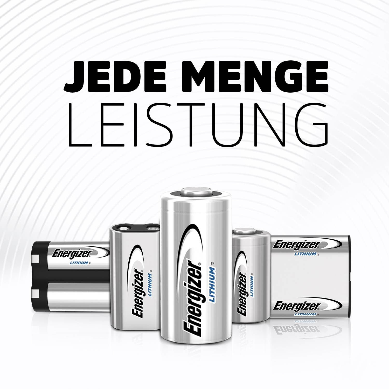 Fünf Batterien verschiedener Typen stehen nebeneinander; darüber der Text 'JEDE MENGE LEISTUNG'. Markenlogo deutlich sichtbar.