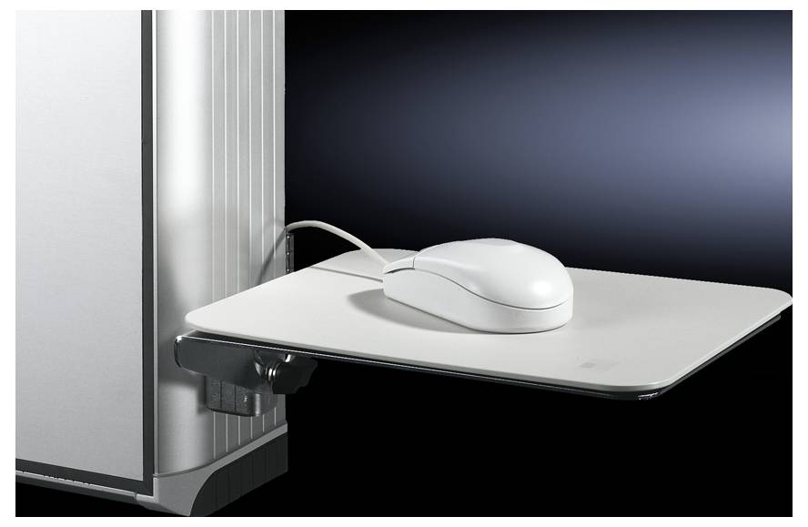 Eine weiße Computermaus liegt auf einem schwenkbaren Tablett, das an einem silbernen, vertikalen Computergehäuse befestigt ist.