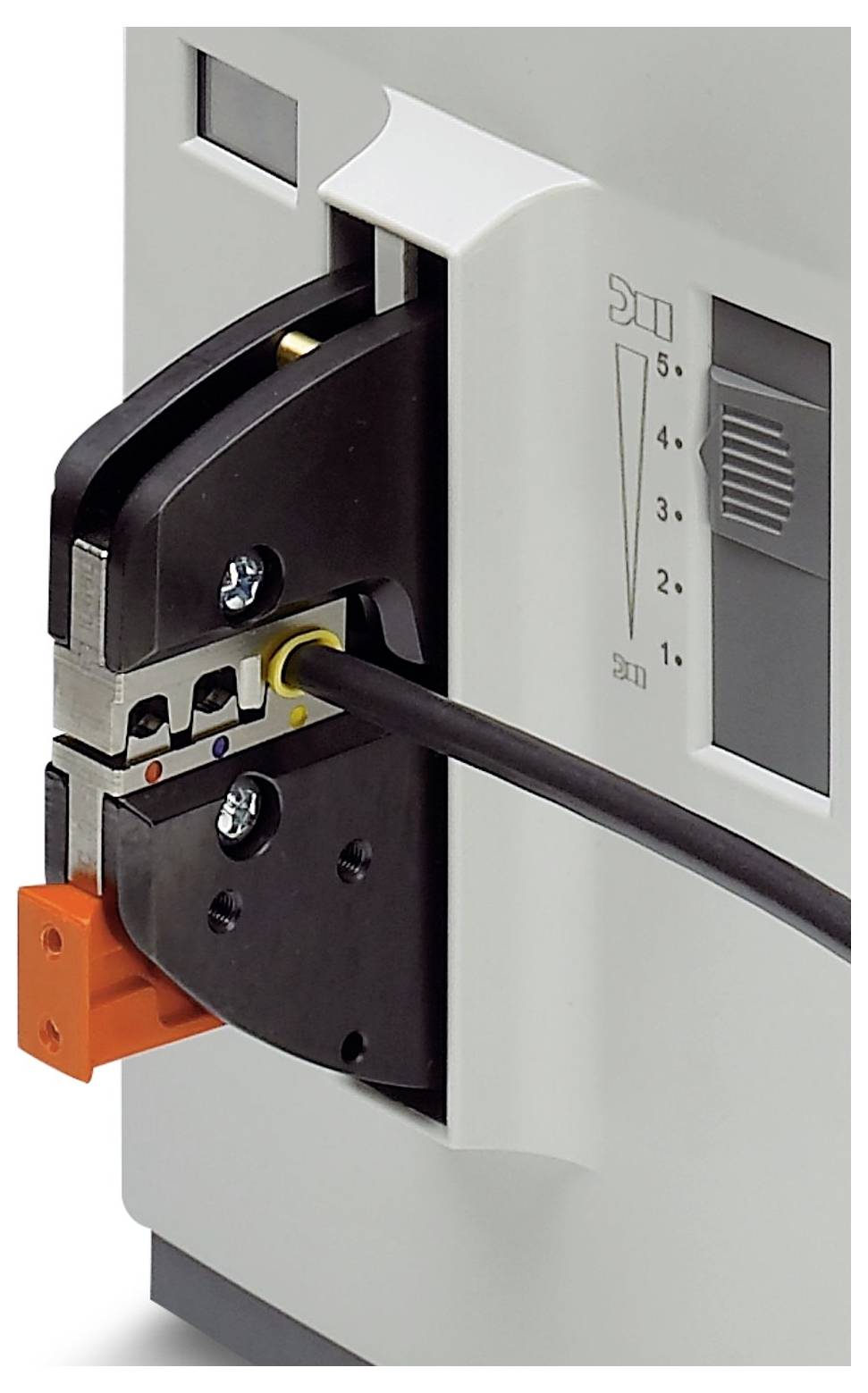 Eine Seitenansicht eines Crimpwerkzeugs, das mit einem Stecker verbunden ist. Die einstellbaren Einstellungen des Werkzeugs sind an der Seite sichtbar, mit einem eingefügten Kabel.