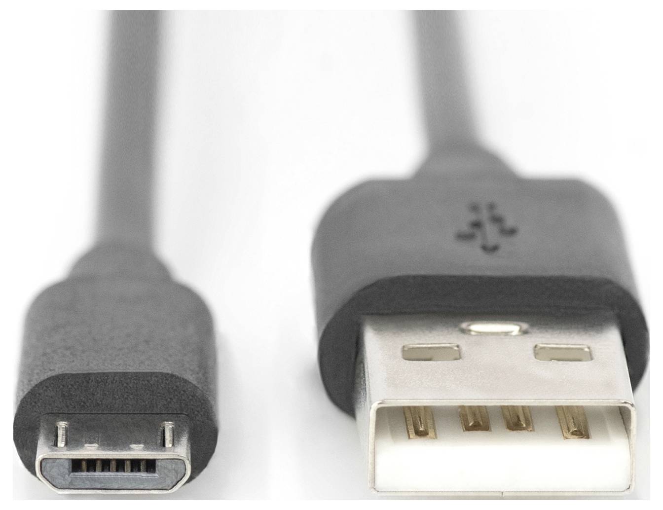 Ein USB-Kabel mit einem Standard-USB-Stecker auf der rechten Seite und einem Micro-USB-Stecker auf der linken Seite.